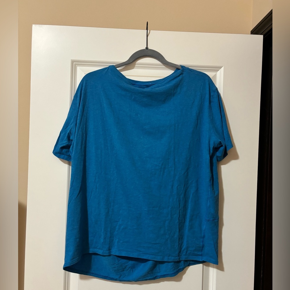 LULULEMON Back In Action T Shirt. Poolside Blue.